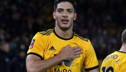  狼队锋霸帽子戏法，客场横扫伯恩利显神威