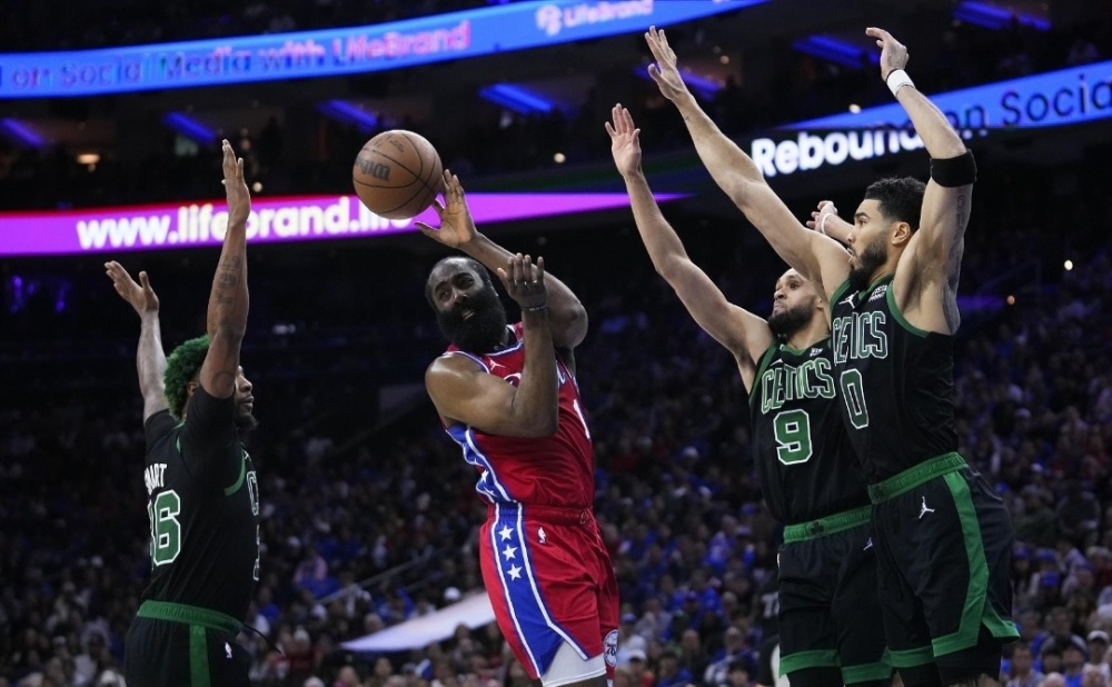  霍勒迪关键防守雄鹿险胜76人恩比德空砍豪华数据